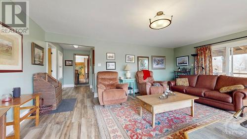 506 Slater Road, Kemptville, ON - Indoor Photo Showing Living Room