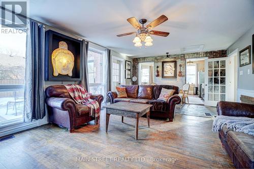 126 King Street, Kawartha Lakes, ON - Indoor Photo Showing Living Room