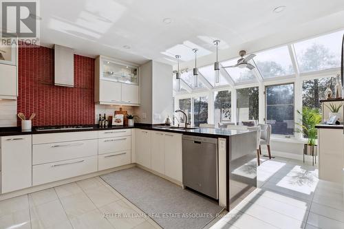 1724 Medallion Crt, Mississauga, ON - Indoor Photo Showing Kitchen With Upgraded Kitchen