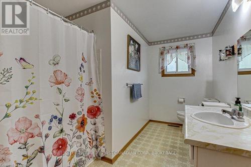 33374 Queen Street, North Middlesex, ON - Indoor Photo Showing Bathroom
