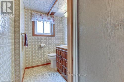 33374 Queen Street, North Middlesex, ON - Indoor Photo Showing Bathroom