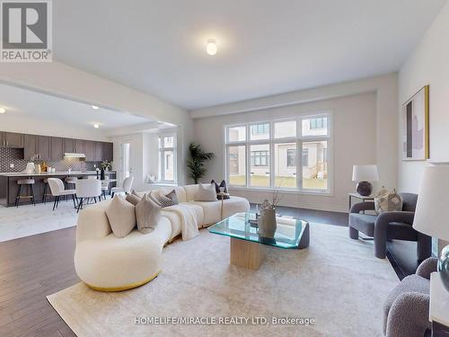 25 Joiner Circ, Whitchurch-Stouffville, ON - Indoor Photo Showing Living Room