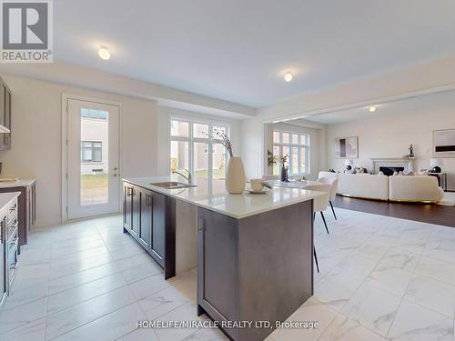 25 Joiner Circle, Whitchurch-Stouffville, ON - Indoor Photo Showing Kitchen