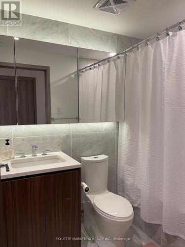 1011 - 95 Mcmahon Drive, Toronto, ON - Indoor Photo Showing Bathroom