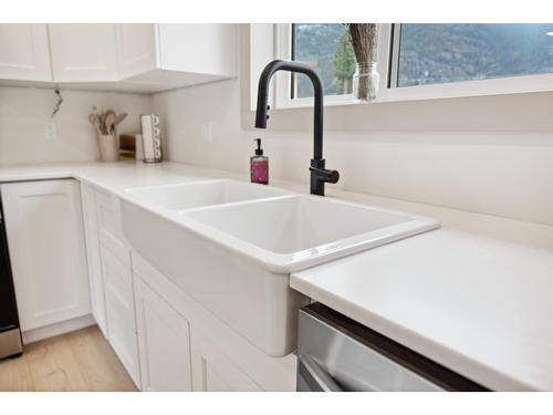 2 - 733 Railway Avenue, Salmo, BC - Indoor Photo Showing Kitchen With Double Sink