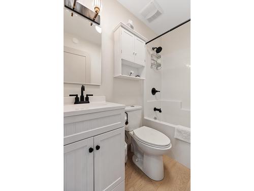 2 - 733 Railway Avenue, Salmo, BC - Indoor Photo Showing Bathroom