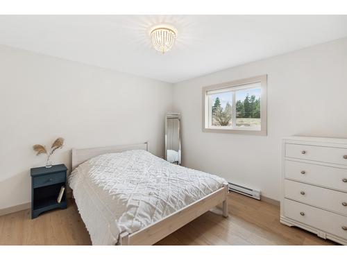 2 - 733 Railway Avenue, Salmo, BC - Indoor Photo Showing Bedroom