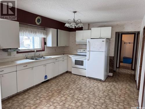 724 St Annes Avenue, Bruno, SK - Indoor Photo Showing Kitchen With Double Sink