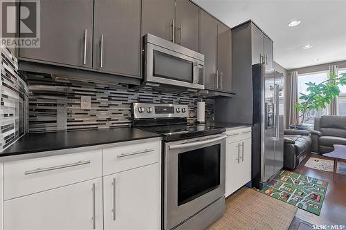 1235 Hargreaves Way, Saskatoon, SK - Indoor Photo Showing Kitchen With Upgraded Kitchen