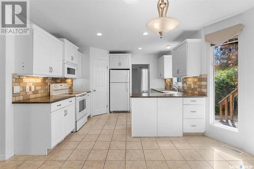 606 Forsyth Crescent, Saskatoon, SK - Indoor Photo Showing Kitchen