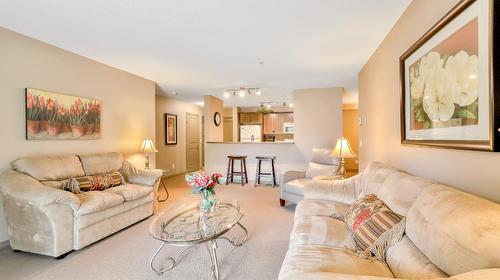 107 - 4874 Stanley Street, Radium Hot Springs, BC - Indoor Photo Showing Living Room