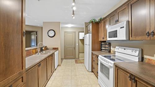 107 - 4874 Stanley Street, Radium Hot Springs, BC - Indoor Photo Showing Kitchen With Double Sink