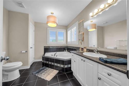 74 Oakdale Boulevard, Smithville, ON - Indoor Photo Showing Bathroom