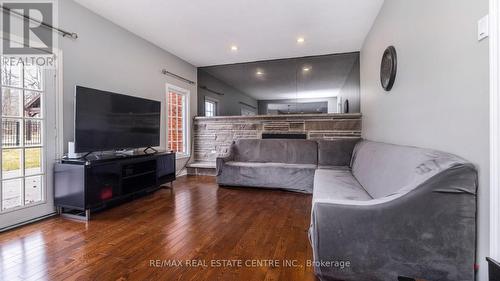 18805 Willoughby Road, Caledon, ON - Indoor Photo Showing Living Room