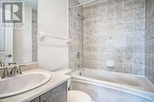 1509 - 18 Yorkville Avenue, Toronto, ON - Indoor Photo Showing Bathroom