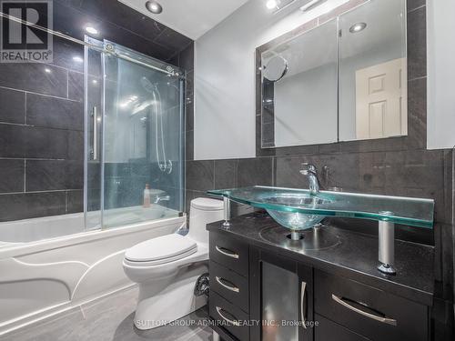 203 Willow Lane, Newmarket, ON - Indoor Photo Showing Bathroom