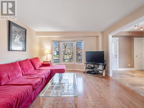 203 Willow Lane, Newmarket, ON - Indoor Photo Showing Living Room