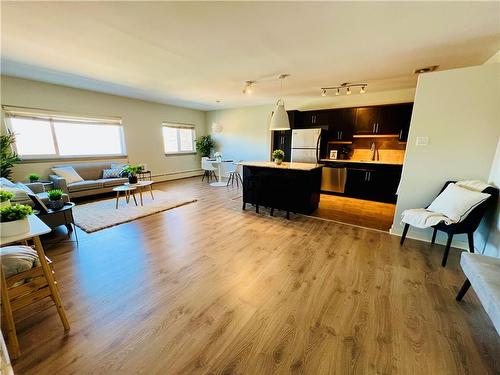 606 565 Corydon Avenue, Winnipeg, MB - Indoor Photo Showing Living Room