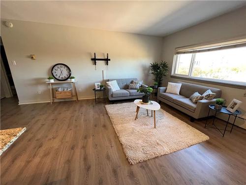 606 565 Corydon Avenue, Winnipeg, MB - Indoor Photo Showing Living Room