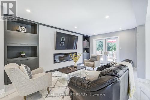 18 Boese Crt, St. Catharines, ON - Indoor Photo Showing Living Room With Fireplace