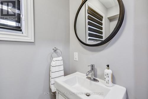 18 Boese Crt, St. Catharines, ON - Indoor Photo Showing Bathroom