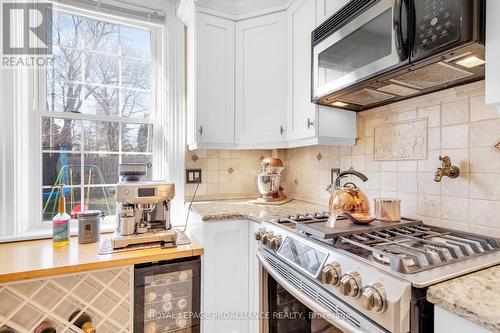 4 Hillside Street, Belleville, ON - Indoor Photo Showing Kitchen With Upgraded Kitchen
