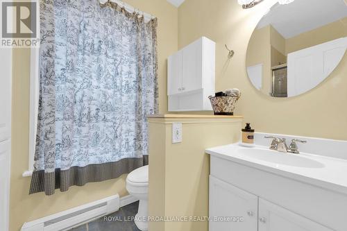 4 Hillside St, Belleville, ON - Indoor Photo Showing Bathroom