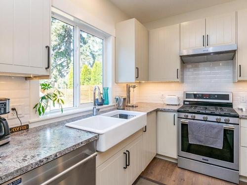7050 53 Street, Salmon Arm, BC - Indoor Photo Showing Kitchen With Double Sink