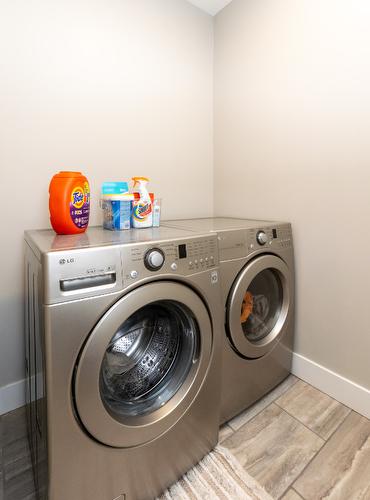 7050 53 Street, Salmon Arm, BC - Indoor Photo Showing Laundry Room