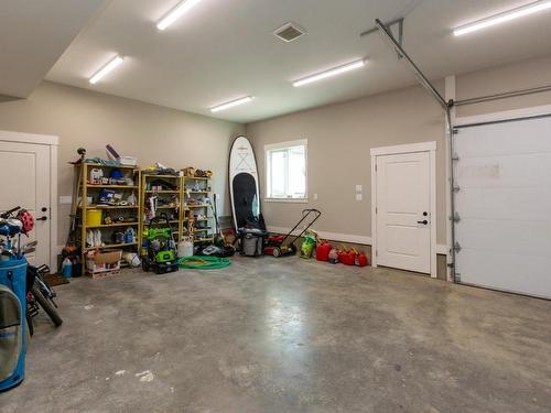 7050 53 Street, Salmon Arm, BC - Indoor Photo Showing Garage