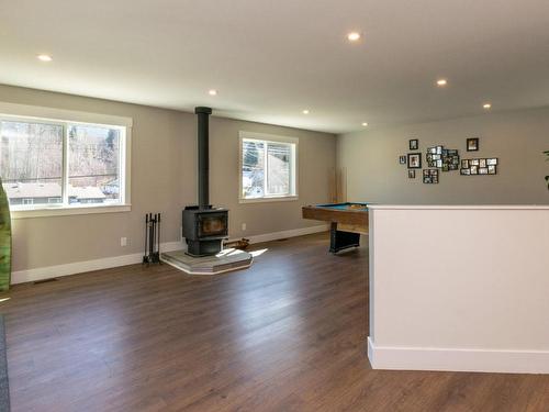 7050 53 Street, Salmon Arm, BC - Indoor With Fireplace