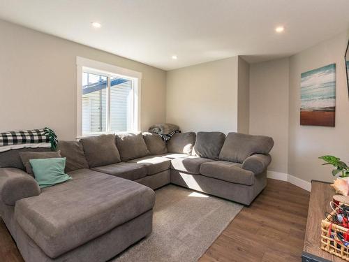 7050 53 Street, Salmon Arm, BC - Indoor Photo Showing Living Room