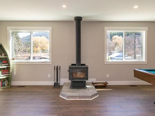 7050 53 Street, Salmon Arm, BC - Indoor With Fireplace