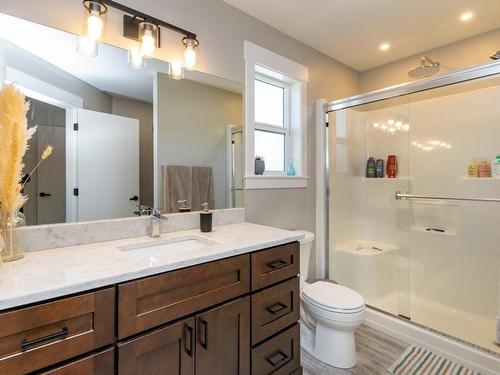 7050 53 Street, Salmon Arm, BC - Indoor Photo Showing Bathroom