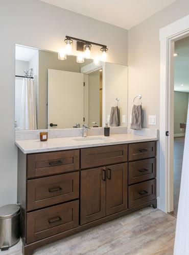 7050 53 Street, Salmon Arm, BC - Indoor Photo Showing Bathroom