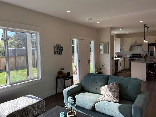 7050 53 Street, Salmon Arm, BC - Indoor Photo Showing Living Room