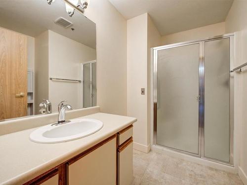 307-1045 Sutherland Avenue, Kelowna, BC - Indoor Photo Showing Bathroom