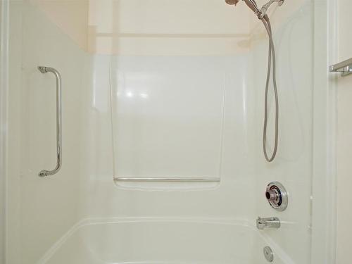 307-1045 Sutherland Avenue, Kelowna, BC - Indoor Photo Showing Bathroom
