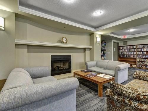 307-1045 Sutherland Avenue, Kelowna, BC - Indoor Photo Showing Living Room With Fireplace