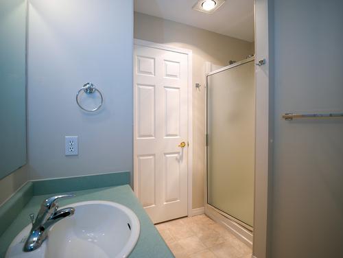310-3805 30 Avenue, Vernon, BC - Indoor Photo Showing Bathroom