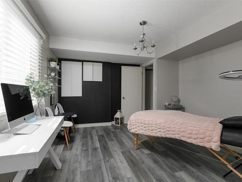 1230 Elwyn Road, Kelowna, BC - Indoor Photo Showing Bedroom
