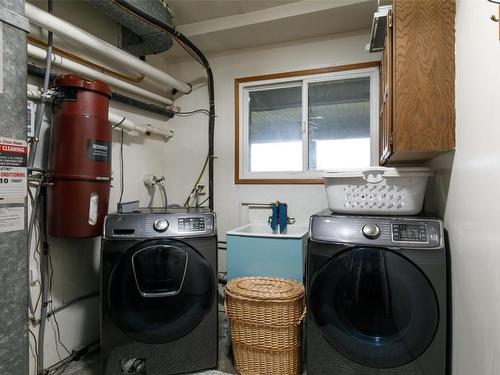 1230 Elwyn Road, Kelowna, BC - Indoor Photo Showing Laundry Room