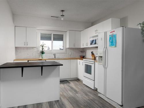 1230 Elwyn Road, Kelowna, BC - Indoor Photo Showing Kitchen