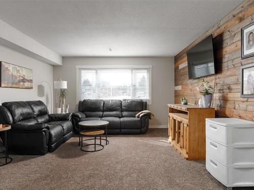 1230 Elwyn Road, Kelowna, BC - Indoor Photo Showing Living Room