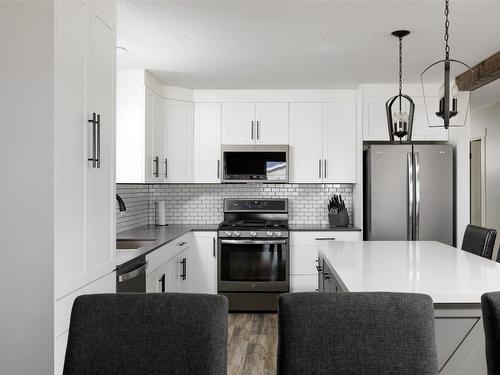 1230 Elwyn Road, Kelowna, BC - Indoor Photo Showing Kitchen With Upgraded Kitchen