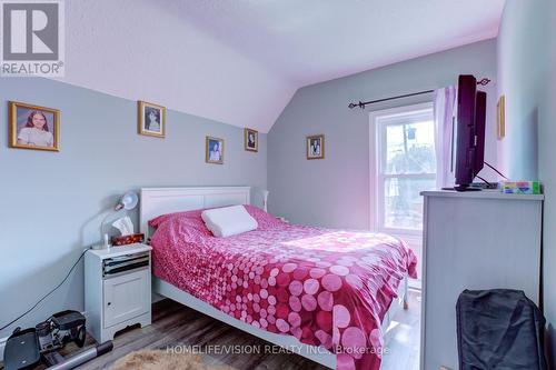 18 Elgin St, Brantford, ON - Indoor Photo Showing Bedroom