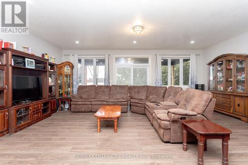 520 Fairground Rd Rd W, Norfolk, ON - Indoor Photo Showing Living Room