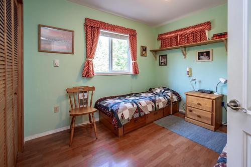 6040 Pine Ridge Road, Kaslo, BC - Indoor Photo Showing Bedroom