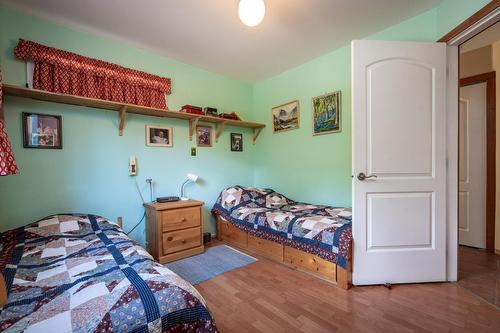 6040 Pine Ridge Road, Kaslo, BC - Indoor Photo Showing Bedroom