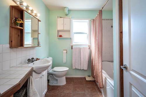 6040 Pine Ridge Road, Kaslo, BC - Indoor Photo Showing Bathroom